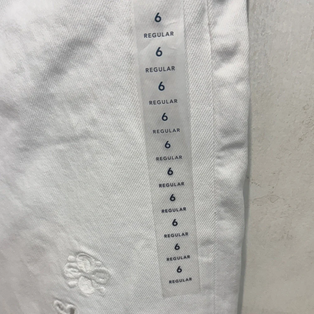 American Eagle Outfitters White Embroidered Floral Jeans